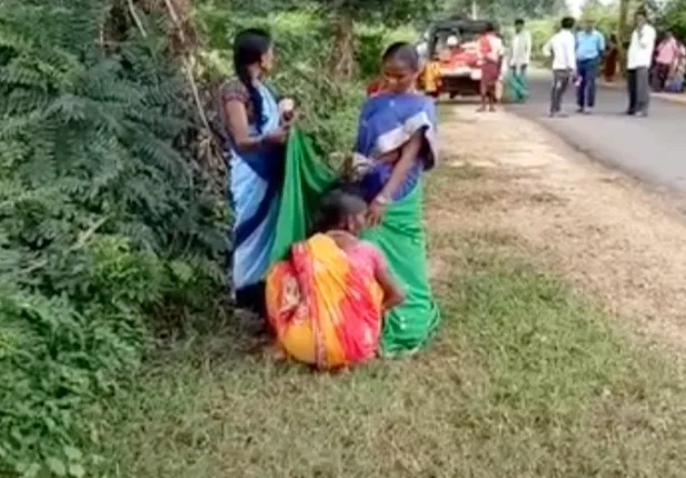 ରାଜ୍ୟରେ ଥମିବାର ନାଁ ନେଉନାହିଁ ଜନନୀ ଯନ୍ତ୍ରଣା । କଲ୍ୟାଣସିଂପୁରରେ ରାସ୍ତାକଡରେ ଲୁଗା ଘେରାଇ ପ୍ରସବ କରାଇଲେ ମହିଳା