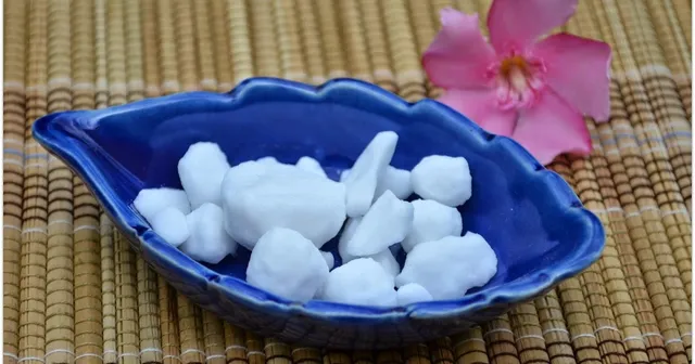 ମଶାଙ୍କ ଉପଦ୍ରବରୁ ମୁକ୍ତି ଚାହାଁନ୍ତି କି ? ତେବେ ଘରେ ବ୍ୟବହାର କରନ୍ତୁ କର୍ପୂର ଓ ଜାଣନ୍ତୁ ଏହାର ଔଷଧିୟ ଗୁଣ