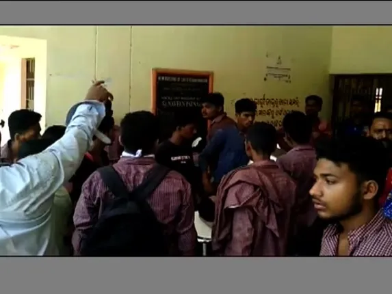 କ୍ୟାମ୍ପସରେ ବୁଲିଲା ଭୂଜାଲି, ଛୁରୀ ! ଛାତ୍ରସଂସଦ ନିର୍ବାଚନ ନେଇ ବ୍ରହ୍ମଗିରିରେ ଦେଖାଦେଲା ପ୍ରାକ୍ ନିର୍ବାଚନୀ ହିଂସା