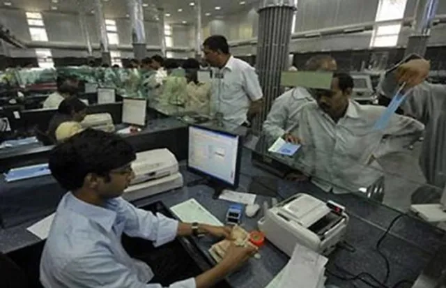 ବିନା ବ୍ୟାଙ୍କ ଯାଇବି ନିଜ ବ୍ୟାଙ୍କ ଆକାଉଂଟକୁ କରିପାରିବେ ଆଧାର ସହ ଲିଙ୍କ ! ଅପଡେଟ୍ କରିବା ପାଇଁ ୫ଟି ସହଜ ଉପାୟ