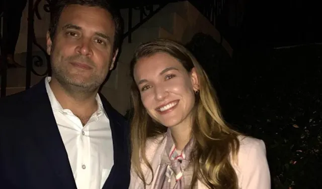 କଂଗ୍ରେସ ଉପାଧ୍ୟକ୍ଷ ରାହୁଲ ଗାନ୍ଧିଙ୍କ ସହ ଯୁବତୀଙ୍କ ଫଟୋକୁ ନେଇ ଜୋର ଧରିଲା ଚର୍ଚ୍ଚା ! ଜାଣନ୍ତୁ ଫଟୋରେ ଥିବା ଯୁବତୀ ଜଣକ କିଏ