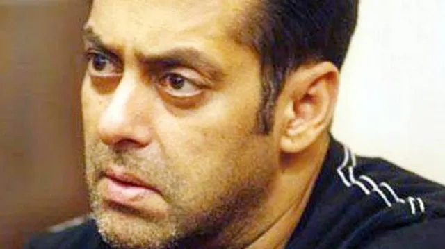 ରାଗି ଗଲେ ଭାଇଜାନ ! ଆୱାର୍ଡ ସୋ’ରେ କଚାଡି ଭାଙ୍ଗିରେ ଫ୍ୟାନଙ୍କ ଫୋନ୍