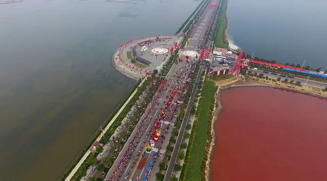 ବଦଳୁଛି ସମୁଦ୍ରର ରଙ୍ଗ ! କେତେବେଳେ ଗୋଲାପୀ ତ କେତେବେଳେ ସବୁଜ  । ରଙ୍ଗୀନ ସମୁଦ୍ର ଓ ତା କାହାଣୀ