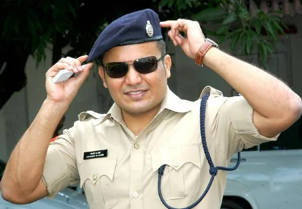 ମାଆ ୭ମ ପାସ୍ , ବାପା ୩ଥର ମାଟ୍ରିକ୍ ଫେଲ୍ ହେଲେ ପୁଅ ଆଇପିଏସ ଅଫିସର ! ବାବୁଙ୍କ ଦରମାର ଅଧା ଯାଏ ଦାନରେ