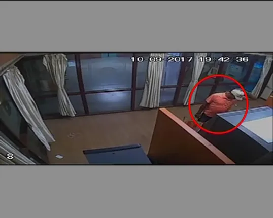 ଭୁବନେଶ୍ୱର : ସିସିଟିଭିରେ କଏଦ୍ ହେଲା ଏଟିଏମ୍ ରୁମରୁ ଲୁଟର ଲାଇଭ୍ ଭିଜୁଆଲ୍