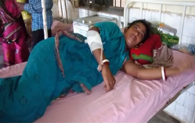 କୁମ୍ଭୀର ପାଟିରେ ୧୫ ମିନିଟ୍ ! ମରଣ ମୁହଁରୁ ବଂଚିଲେ ମହିଳା