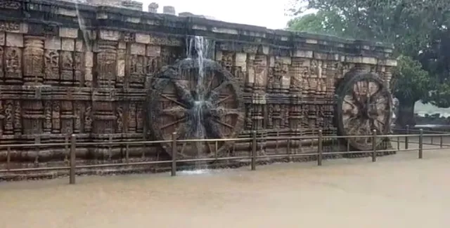 ପ୍ରବଳ ବର୍ଷାରେ ବେହାଲ ଅର୍କକ୍ଷେତ୍ର ! ଆଣ୍ଠୁଏ ପାଣିରେ ବୁଡିଲା କୋଣାର୍କ ମନ୍ଦିର, ବର୍ଷା ଜଳ ନିଷ୍କାସନ ପାଇଁ ଲାଗିଲା ଦେଢଘଂଟା