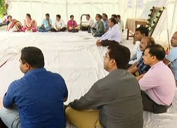 ବାଣୀବିହାରରେ ଭିସିଙ୍କ ଅନଶନ ! ଉତ୍କଳ ବିଶ୍ୱବିଦ୍ୟାଳୟ ପରିସରରେ ଶାନ୍ତିି ଫେରାଇ ଆଣିବା ପାଇଁ କାର୍ଯ୍ୟାଳୟ ସମ୍ମୁଖରେ ଅନଶନ, ସମର୍ଥନରେ ଯୋଗ ଦେଲେ କିଛି ଅଧ୍ୟାପକ ଓ ଛାତ୍ର