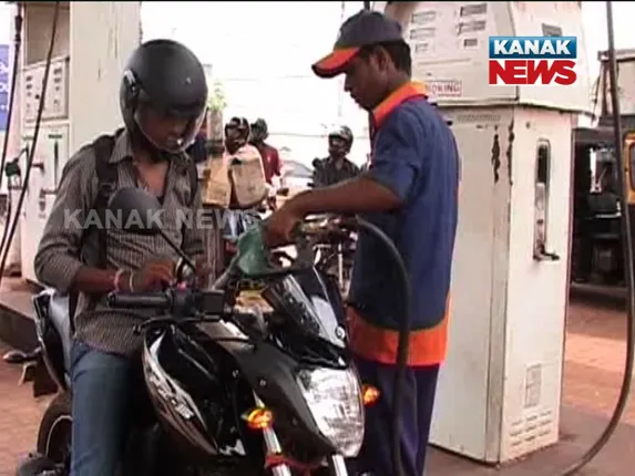 ତେଲ ଉପରୁ ଭାଟ୍ କମାଇଲେ ଗୁଜୁରାଟ ଓ ମହାରାଷ୍ଟ୍ର : ଶସ୍ତା ହେଲା ପେଟ୍ରୋଲ ଓ ଡ଼ିଜେଲ