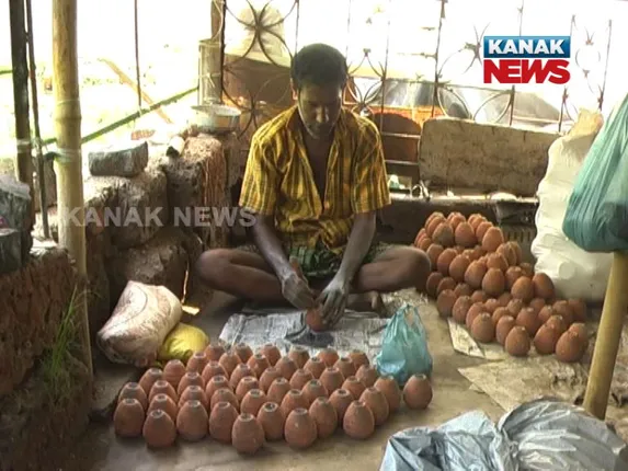 ଆସୁଛି ଆଲୋକର ପର୍ବ ଦୀପାବଳୀ ! ବାଣ ତିଆରି ପାଇଁ ଚଳଚଂଚଳ ବାଣୁଆ ପରିବାର