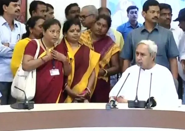 ସଚିବାଳୟରେ ମୁଖ୍ୟମନ୍ତ୍ରୀଙ୍କୁ ଭେଟିଲେ ଅଙ୍ଗନୱାଡି କର୍ମୀ : ନବୀନ କହିଲେ, ଖୁବ ଶୀଘ୍ର ଦାବି ନେଇ କରାଯିବ ବିଚାର