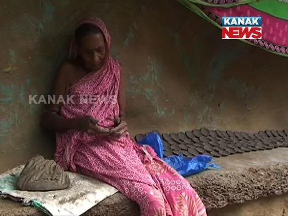 ରାତି ପାହିଲେ ଦୀପାବଳୀ ! ପଢନ୍ତୁ ନିଜେ ଜଳି ଅନ୍ୟ ପାଇଁ ଦୀପ ତିଆରି କରୁଥିବା କୁମ୍ଭକାର ପରିବାରଙ୍କ କାହାଣୀ