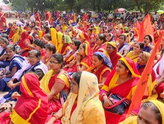 ଅଙ୍ଗନୱାଡ଼ିଙ୍କ କର୍ମୀଙ୍କ ପାଇଁ ଖୁସି ଖବର । ମୁଖ୍ୟମନ୍ତ୍ରୀଙ୍କ ବଡ଼ ଘୋଷଣା, ବଢ଼ିଲା ପାରିଶ୍ରମିକ, ଅବସର ବୟସ ସୀମା ।