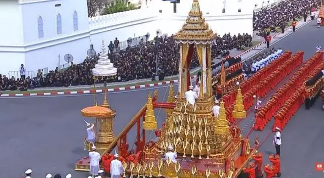 ଥାଇଲାଣ୍ଡରେ ରାଜାଙ୍କ ଶେଷକୃତ୍ୟ ! ଅନ୍ତିମ ସଂସ୍କାରରେ ସାମିଲହେଲେ ହଜାର ହଜାର ଜନତା