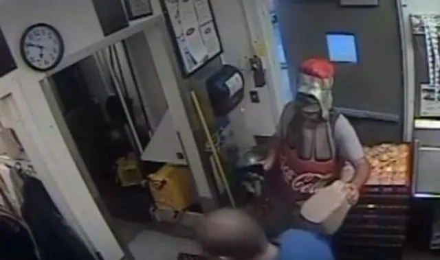 ଅଭିନବ ଉପାୟରେ ଚୋରୀ ! କୋକାକୋଲା ବୋତଲ ପରି ପୋଷାକ ପିନ୍ଧି ଲୁଟି ନେଲେ ରେଷ୍ଟୁରାଂଟ, ଭିଡ଼ିଓ ଭାଇରାଲ