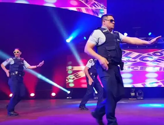 ବିଦେଶରେ ବଲିଉଡ଼ ଗୀତର କ୍ରେଜ୍ ! ‘ମୁନ୍ନି ବଦନାମ ହୁଇ ଗୀତ’ରେ ନାଚିଲେ ନ୍ୟୁଜିଲାଣ୍ଡ ପୋଲିସ୍