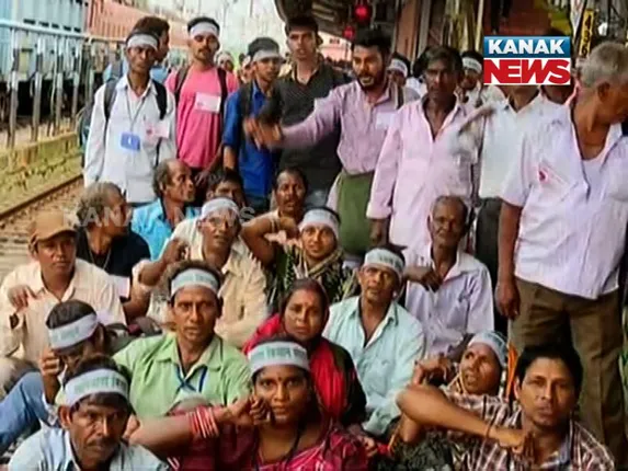 ଆସନ୍ତା ୨୧ରେ ଓଡିଶା ବନ୍ଦ ଡାକରା ଦେଲା ନବନିର୍ମାଣ କୃଷକ ସଂଗଠନ । ମାଟ୍ରିକ ପରୀକ୍ଷାରେ ନିୟୋଜିତ ଗାଡି ବନ୍ଦରୁ ପଡିବ ବାଦ