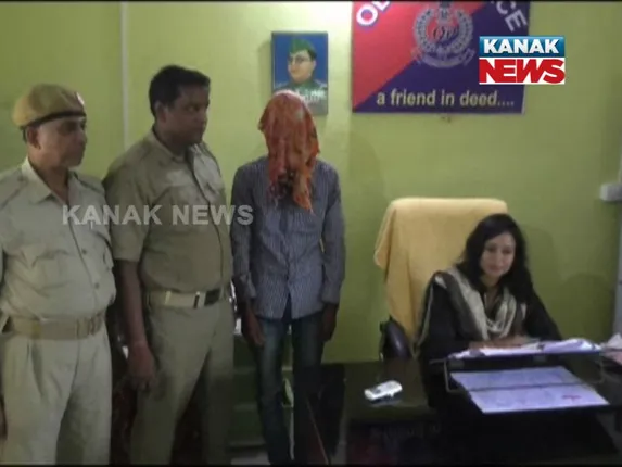 ଲିଫ୍ଟ ମାଗି ଅଡୁଆରେ ପଡିଲେ ଯୁବତୀ ! ନିଜକୁ ବଂଚାଇବାକୁ ବାଇକରୁ ଡେଇଁ ଆହତ, ଯୁବକକୁ କାବୁ କରି ଥାନାରେ ଜିମା ଦେଲେ ସ୍ଥାନୀୟ ଲୋକ