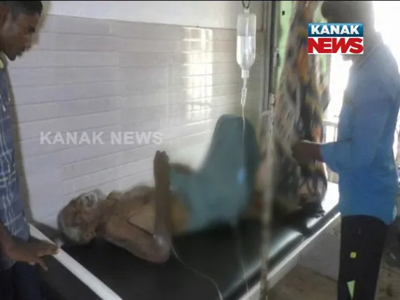 ପୁଅ ପାଇଁ ବାପା ଅଲୋଡା ! ଅସହାୟ ଅବସ୍ଥାରେ ରୋଗୀଣା ନୃସିଂହ ନାୟକଙ୍କୁ ଗୁହାଳରୁ ଉଦ୍ଧାର କଲେ ସ୍ୱେଚ୍ଛାସେବୀ