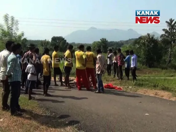 ସେଲଫି ନେଲା ଜୀବନ : ରାୟଗଡା ନାଗାବଳୀ ନଦୀ ଝୁଲାପୋଲରେ ସେଲଫି ନେଲାବେଳେ ପୋଲରୁ ଖସିପଡିଲେ ଦୁଇ ଯୁବତୀ