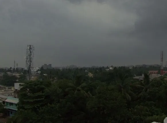 ଘନୀଭୂତ ହେଉଛି ଲଘୁଚାପ ! ଆଜି ନେଇପାରେ ଅବପାତର ରୂପ