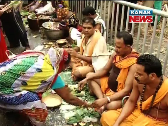 ପୟା ଶ୍ରାଦ୍ଧ ଓ ଦୀପାବଳି ପାଇଁ ପୁରୀରେ ଶ୍ରଦ୍ଧାଳୁଙ୍କ ଭିଡ ! ପିଣ୍ଡଦାନ ପରେ ସିଂହଦ୍ୱାର ସମ୍ମୁଖରେ ବଡ ବଡୁଆ ଡାକ