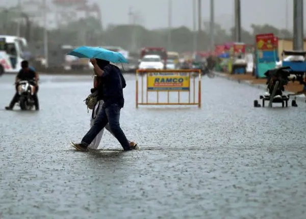 ଚେନ୍ନାଇରେ ଲଗାଣ ବର୍ଷା ଯୋଗୁଁ ଜନଜୀବନ ଠପ୍ ! ସ୍କୁଲ, କଲେଜ ବନ୍ଦ, ଅନେକ ଅଂଚଳ ଜଳବନ୍ଦୀ