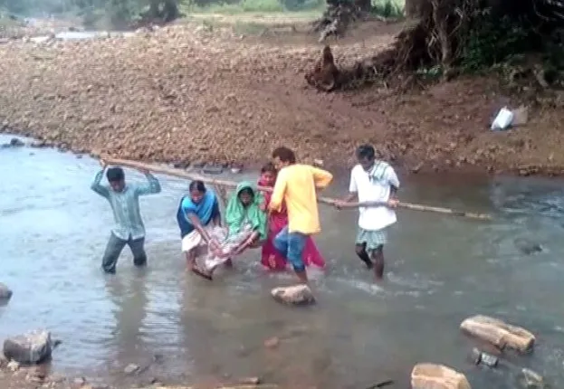 କଳାହାଣ୍ଡି ଜିଲ୍ଲାରେ ଅଖାରେ ବୁହାହେଲେ ଗର୍ଭବତୀ ମହିଳା ! ଜନନୀ ସୁରକ୍ଷା ବ୍ୟବସ୍ଥା ଉପରେ ପ୍ରଶ୍ନବାଚୀ