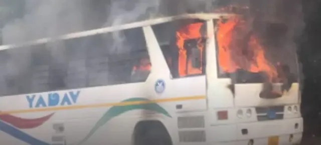 ଦିଲ୍ଲୀର ଧୌଲାକୁଆଁରେ ହଠାତ ହୁ ହୁ ହୋଇ ଜଳିଲା ବସ ! ବଡ ଦୁର୍ଘଟଣାରୁ ଅଳ୍ପକେ ବର୍ତ୍ତିଲେ ୩୦ ସ୍କୁଲ ପିଲା