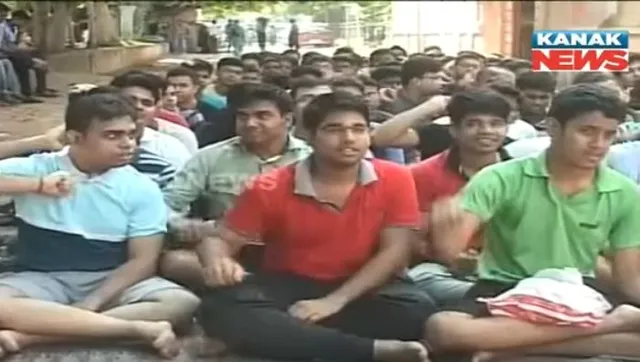 ଦ୍ୱିତୀୟ ଦିନରେ ଏସସିବିରେ ଜୁନିୟର ଡାକ୍ତରଙ୍କ କାର୍ଯ୍ୟବନ୍ଦ ଆନ୍ଦୋଳନ ! ରୋଗୀ ସେବା ପ୍ରଭାବିତ