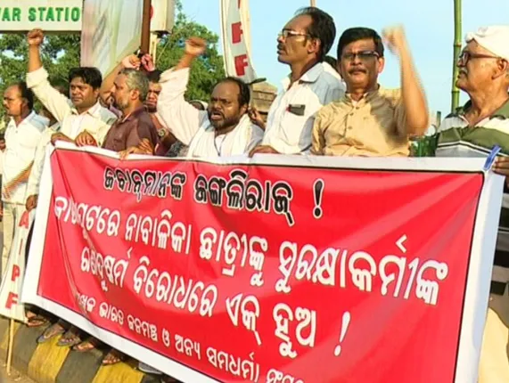 କୋରାପୁଟ ନାବାଳିକା ଦୁଷ୍କର୍ମ ଘଟଣା ! ପ୍ରଶାସନର ବୁଝାସୁଝା ପରେ ହଟିଲା ୩୩ ଘଂଟାର ରାସ୍ତାରୋକ, ଯାତାୟତ ସ୍ୱାଭାବିକ