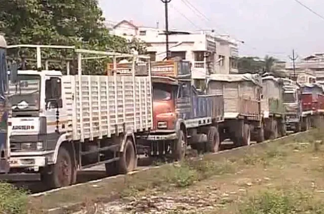 ସାମଗ୍ରୀ ପରିବହନ ଉପରେ ଲାଗିପାରେ ବଡ ଝଟକା ! ତେଲଦରକୁ ଜିଏସଟି ପରିସରଭୁକ୍ତ କରିବା ଦାବିରେ କାଲିଠୁ ୩୬ ଘଂଟିଆ ଟ୍ରକ ଧର୍ମଘଟ