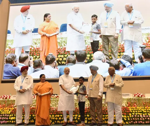 କଳାହାଣ୍ଡିର ଶିଶୁ କଳାକାର ! ପ୍ରଧାନମନ୍ତ୍ରୀଙ୍କ ଦ୍ୱାରା ପୁରସ୍କୃତ ହୋଇ ରାଜ୍ୟକୁ ଗୌରବାନ୍ୱିତ କଲେ ରୋଶନ୍ କୁମାର୍