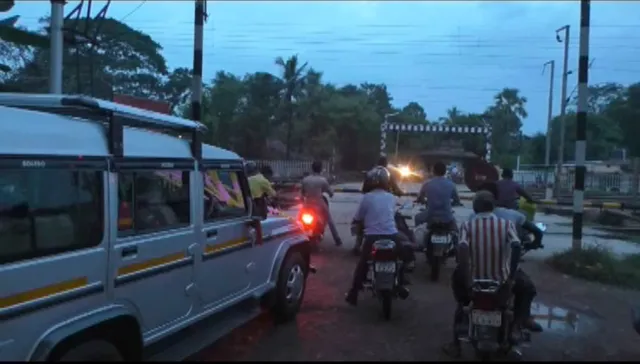 ଫାଟକ ସାଜିଛି ପ୍ରତିବନ୍ଧକ ! ହଟହଟା ଛାତ୍ରଛାତ୍ରୀ, ରୋଗୀ ଓ ଆମ୍ବୁଲାନ୍ସ