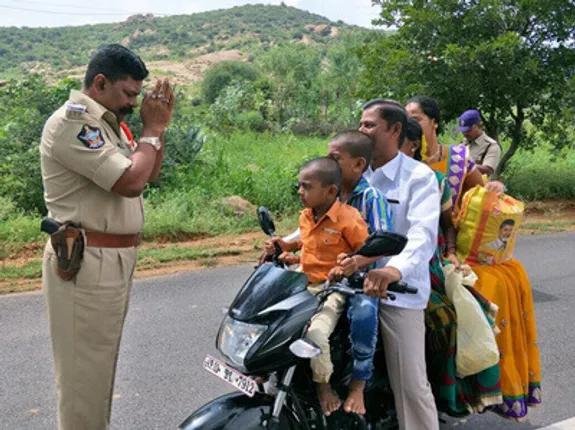 ଗୋଟିଏ ବାଇକରେ ୫ଜଣ ! ପୁଲିସ ଦେଖି କଲେ ପ୍ରଣାମ , ଭାଇରାଲ ହେଲା ଫଟୋ