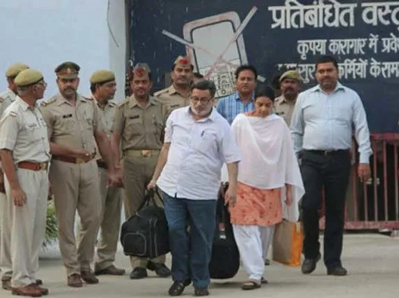 ଆରୁଷି ହତ୍ୟାକାଣ୍ଡ : ଜେଲରେ ତଲୱାର ଦଂପତିଙ୍କୁ ସାହାଯ୍ୟ କରିଥିଲେ ଆରୁଷି ଭଳି ଝିଅଟିଏ !