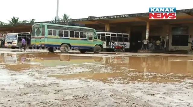 ବିପର୍ଯ୍ୟସ୍ତ ଅବସ୍ଥାରେ ପଡି ରହିଛି ପୁରୀ ବସଷ୍ଟାଂଡ : ପାଣି କାଦୁଅରେ ପଶି ବସକୁ ଯାଉଛନ୍ତି ଯାତ୍ରୀ