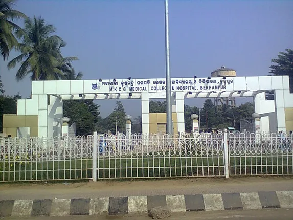 ବିଫଳ ପ୍ରେମିକର ଉନ୍ମତକାଣ୍ଡ ! ପେଟ୍ରୋଲ ଢାଳି ଯୁବତୀଙ୍କ ଦେହରେ ଲଗାଇଲା ନିଆଁ