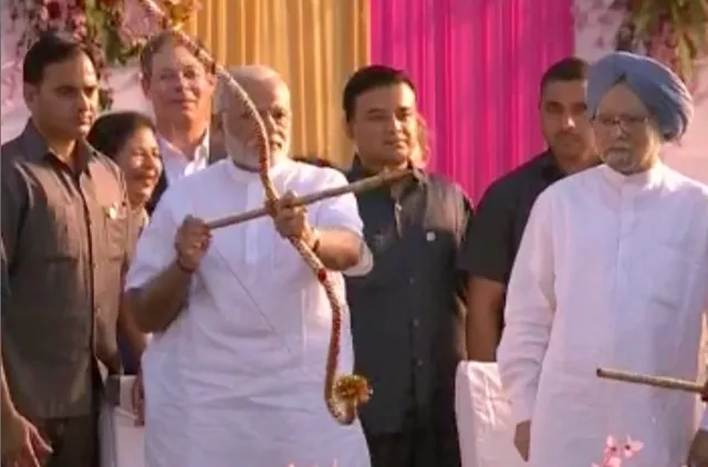 ସାରା ଦେଶରେ ଧୁମଧାମରେ ଅନୁଷ୍ଠିତ ହେଲା ରାବଣ ପୋଡି ଉତ୍ସବ ! ଦିଲ୍ଲୀର ସୁବାଷ ପାର୍କରେ ପ୍ରତୀକାତ୍ମକ ଭାବରେ ଧନୁତୀର ଧରି ରାବଣ ବଧ କଲେ ପ୍ରଧାନମନ୍ତ୍ରୀ ମୋଦି