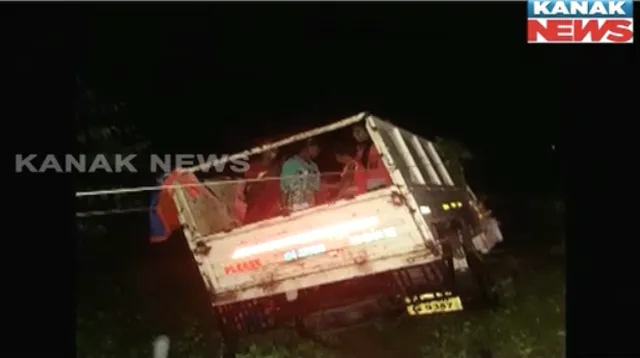 ଭାରସାମ୍ୟ ହରାଇ ବିଦ୍ୟୁତ ଖୁଂଟରେ ପିଟିହେଲା ପିକଅପ୍ ଭ୍ୟାନ୍! ଜଣେ ମୃତ ୩ଜଣ ଗୁରୁତର