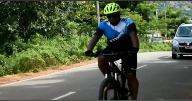 ସାଇକେଲରେ ୮୦ କିଲୋମିଟର ବୁଲି ଚର୍ଚ୍ଚାରେ ନୟାଗଡ଼ ଜିଲ୍ଲାପାଳ ! ସରକାରୀ ଯୋଜନାର ବାସ୍ତବତା କଲେ ଯାଂଚ୍, ବାକିଥିବା କାର୍ଯ୍ୟ ସାରିବାକୁ ଅଧିକାରୀଙ୍କୁ କଡ଼ା ନିର୍ଦ୍ଦେଶ