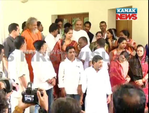 ଶକ୍ତି ବଢାଉଛି ବିଜେଡି ! ଦଳରେ ମିଶିଲେ ବରପାଲି ଏନଏସି ଅଧ୍ୟକ୍ଷା,ଉପାଧ୍ୟକ୍ଷ ଓ ୬ କଂଗ୍ରେସ କାଉନସିଲର, ନବୀନ କହିଲେ, ଅନ୍ୟ ଦଳ ଭାଙ୍ଗିବାକୁ ଚେଷ୍ଟା କରୁନି ବିଜେଡି