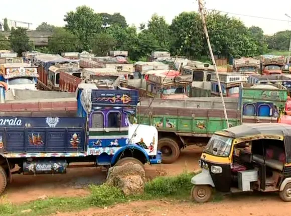 ଆଜିିଠୁ ସର୍ବଭାରତୀୟ ଟ୍ରକ ଧର୍ମଘଟ ! ସାରା ଦେଶରେ ଦୁଇଦିନ ଟ୍ରକ୍ ଚଳାଚଳ ବନ୍ଦ, ପେଟ୍ରୋଲ, ଡିଜେଲକୁ ଜିଏସଟି ଅନ୍ତର୍ଭୁକ୍ତ ଦାବିରେ ଆନ୍ଦୋଳନ