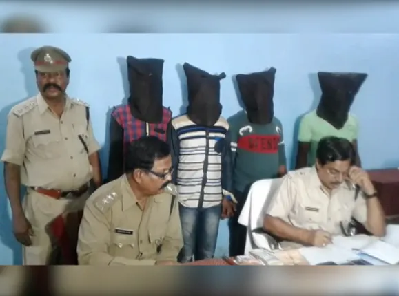 ଢେଙ୍କାନାଳ: ୪ ଆନ୍ତଃରାଜ୍ୟ ଡକାୟତ ଗିରଫ, ନଗଦ ୭୨ ହଜାର ଟଙ୍କା, ପିସ୍ତଲ, ୫ଟି ଜୀବନ୍ତ ଗୁଳି, ଛୁରି, ଲ୍ୟାପଟପ୍, ୧୧ଟି ମୋବାଇଲ୍ ଜବତ