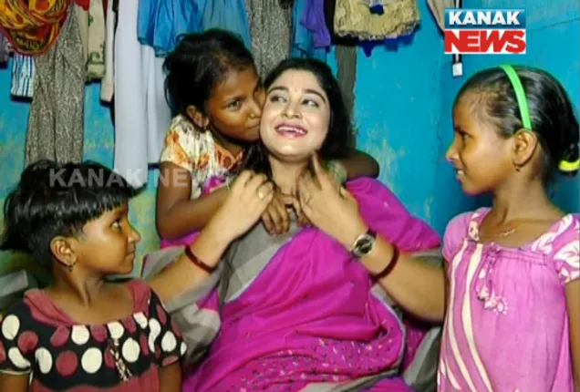 ଆଲୋକର ପର୍ବ ଦୀପାବଳିରେ କନକ ନ୍ୟୁଜର ନିଆରା ପ୍ରୟାସ : ବାଣ ବଦଳରେ ହସ ଫୁଟାଇବାକୁ ଆଗେଇ ଆସିଲେ ଟେଲି ଅଭିନେତ୍ରୀ ଏଲିନା