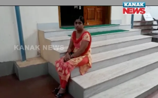 ପୈତୃକ ସମ୍ପତ୍ତିରେ ଅଧିକାର ଦାବିରେ ବିଧାୟକ ଅନୁଭବ ପଟ୍ଟନାୟକଙ୍କ ଘର ଆଗରେ ଧାରଣାରେ ବସିଲେ ଭଉଣୀ : କହିଲେ, ୧୭ ବର୍ଷ ହେଲା ମିଳୁନାହିଁ ହକ୍