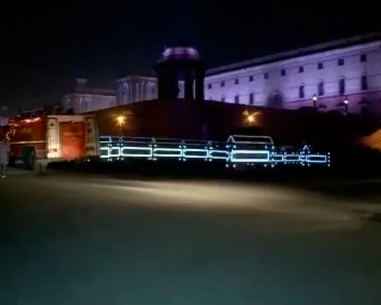 ପ୍ରଧାନମନ୍ତ୍ରୀ କାର୍ଯ୍ୟାଳୟରେ ଅଗ୍ନିକାଣ୍ଡ ! ୨୪୨ ନମ୍ବର ରୁମରେ ଏସିରୁ ନିଆଁ ଲାଗିଥିବା ସନ୍ଦେହ, ନିଆଁକୁ ଆୟତ କଲା ୧୦ ଦମକଳ ଗାଡି