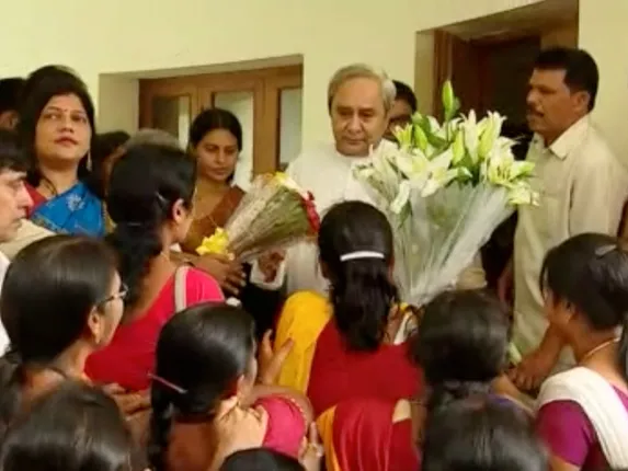 ନବୀନ ନିବାସରେ ମୁଖ୍ୟମନ୍ତ୍ରୀଙ୍କୁ ଭେଟିଲେ ଅଙ୍ଗନୱାଡି କର୍ମୀ : ଦରମା ବୃଦ୍ଧିନେଇ ନବୀନଙ୍କୁ ଜଣାଇଲେ ଧନ୍ୟବାଦ