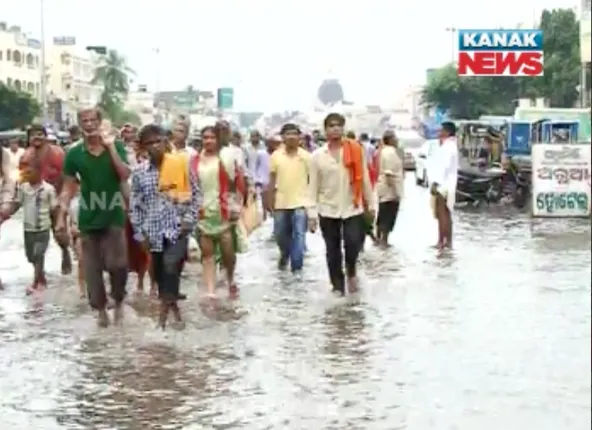 ଲଘୁଚାପ ବର୍ଷାରେ ବୁଡିଲା ବଡଦାଣ୍ଡ : ଆଣ୍ଠୁଏ ପାଣିରେ ପଶି ମହାପ୍ରଭୁଙ୍କ ଦର୍ଶନ ପାଇଁ ଶ୍ରୀମନ୍ଦିର ଗଲେ ଶ୍ରଦ୍ଧାଳୁ