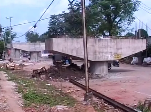 ଅଧାରେ ରହିଗଲା ସମ୍ବଲପୁର ଫ୍ଲାଏ ଓଭରବ୍ରିଜ କାମ ! ଯାତାୟତ ସମସ୍ୟା କାରଣରୁ ଅସନ୍ତୁଷ୍ଟ ସହରବାସୀ